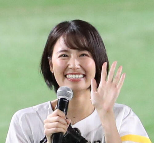 野球女子タレントの新谷あやか「素晴らしいスポーツふくらはぎ」ミニスカゴルフウェア姿を披露