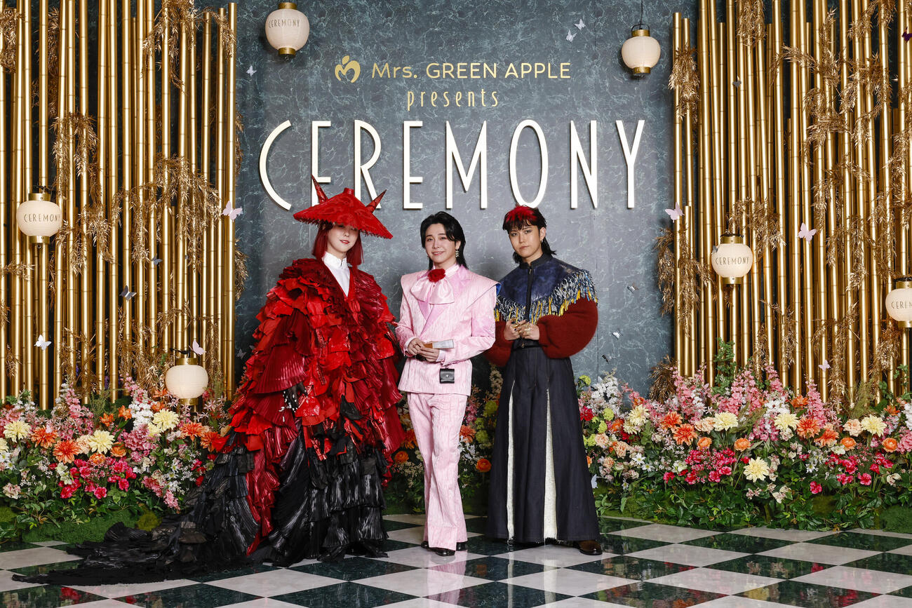 「Mrs．　GREEN APPLE presents CEREMONY」2日目のグリーンカーペットに登場したMrs．GREEN APPLE（Photo by @ogata_photo）