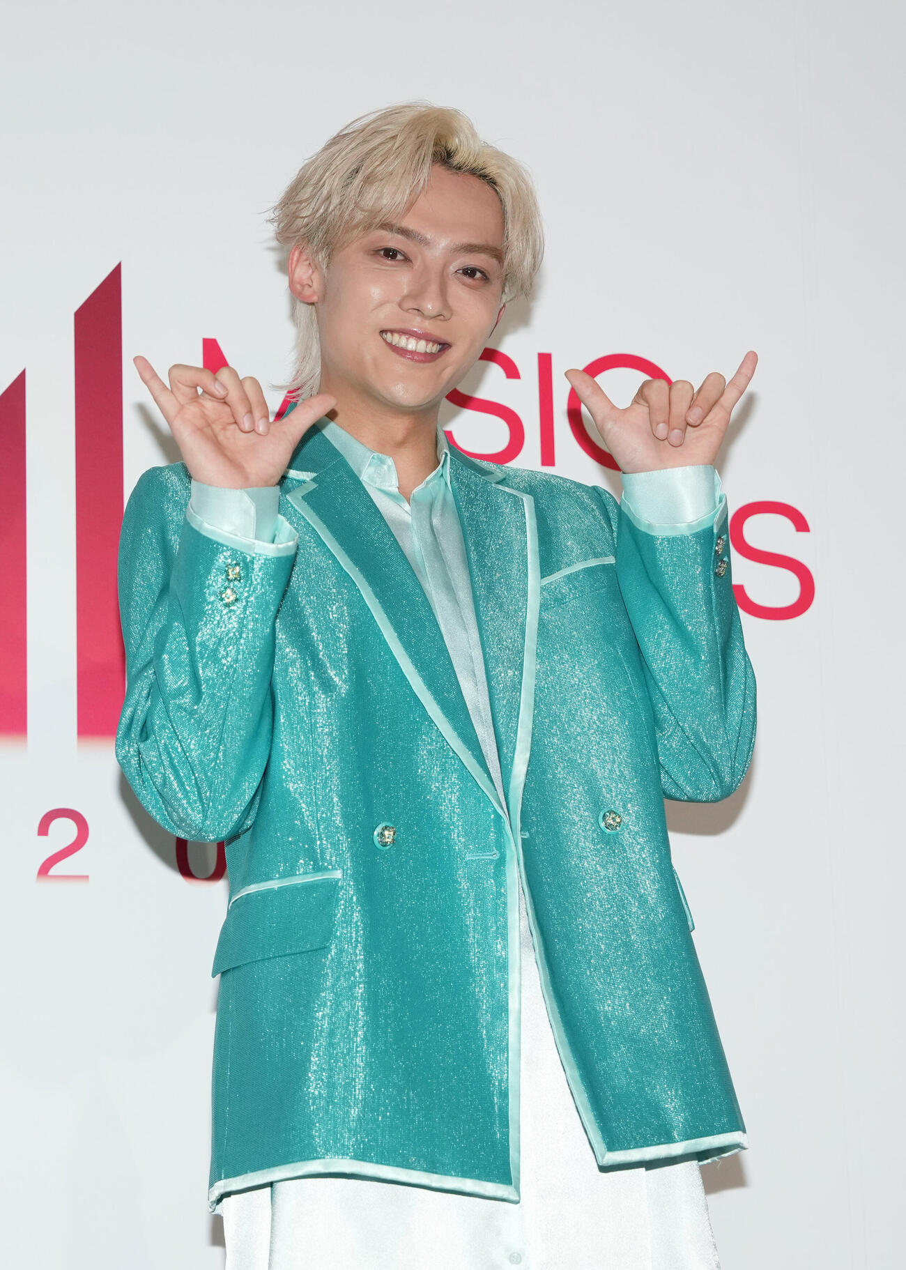 MUSIC AWARDS JAPAN2026　演歌・歌謡曲LIVE決めポーズで写真に納まる辰巳ゆうと（撮影・小島史椰）