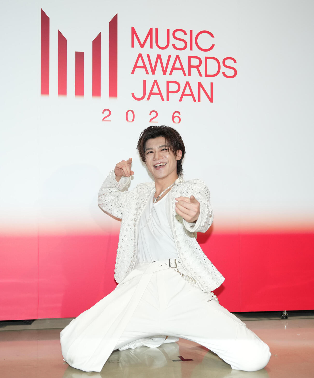 MUSIC AWARDS JAPAN2026　演歌・歌謡曲LIVE囲み取材で決めポーズをする新浜レオン（撮影・小島史椰）