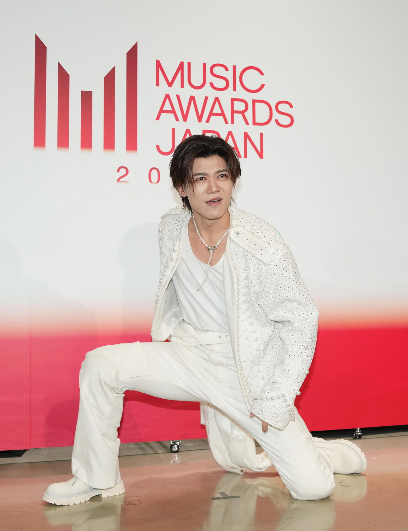 MUSIC AWARDS JAPAN2026　演歌・歌謡曲LIVE囲み取材にスライディングで登場する新浜レオン（撮影・小島史椰）