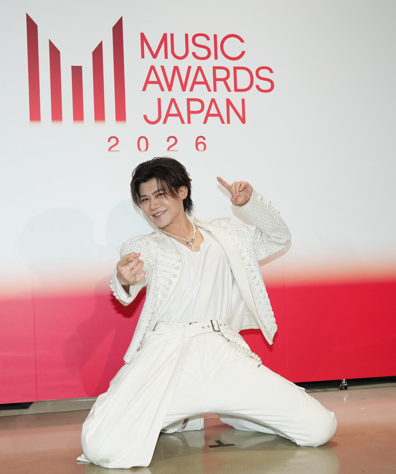 MUSIC AWARDS JAPAN2026　演歌・歌謡曲LIVE囲み取材で決めポーズをする新浜レオン（撮影・小島史椰）