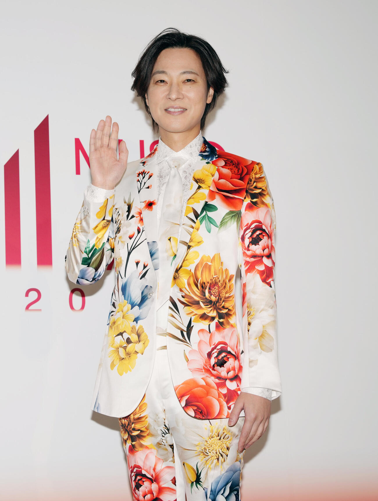 MUSIC AWARDS JAPAN2026　演歌・歌謡曲LIVE囲み取材でポーズをする山内惠介（撮影・小島史椰）