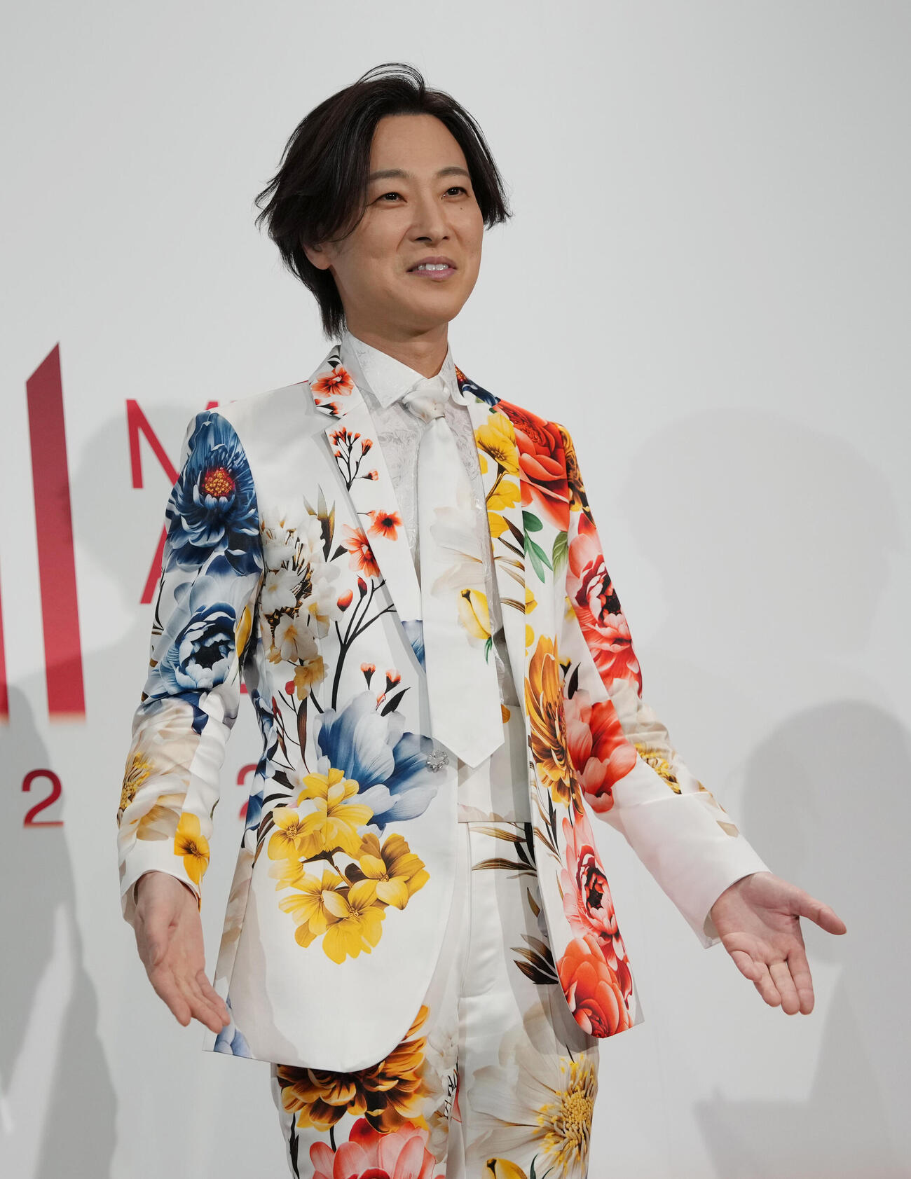 MUSIC AWARDS JAPAN2026　演歌・歌謡曲LIVE囲み取材で衣装を披露する山内惠介（撮影・小島史椰）