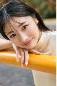 24歳元歯科助手Ｈカップグラドル「とても刺激的」はだけたブラウスから白ブラあらわ