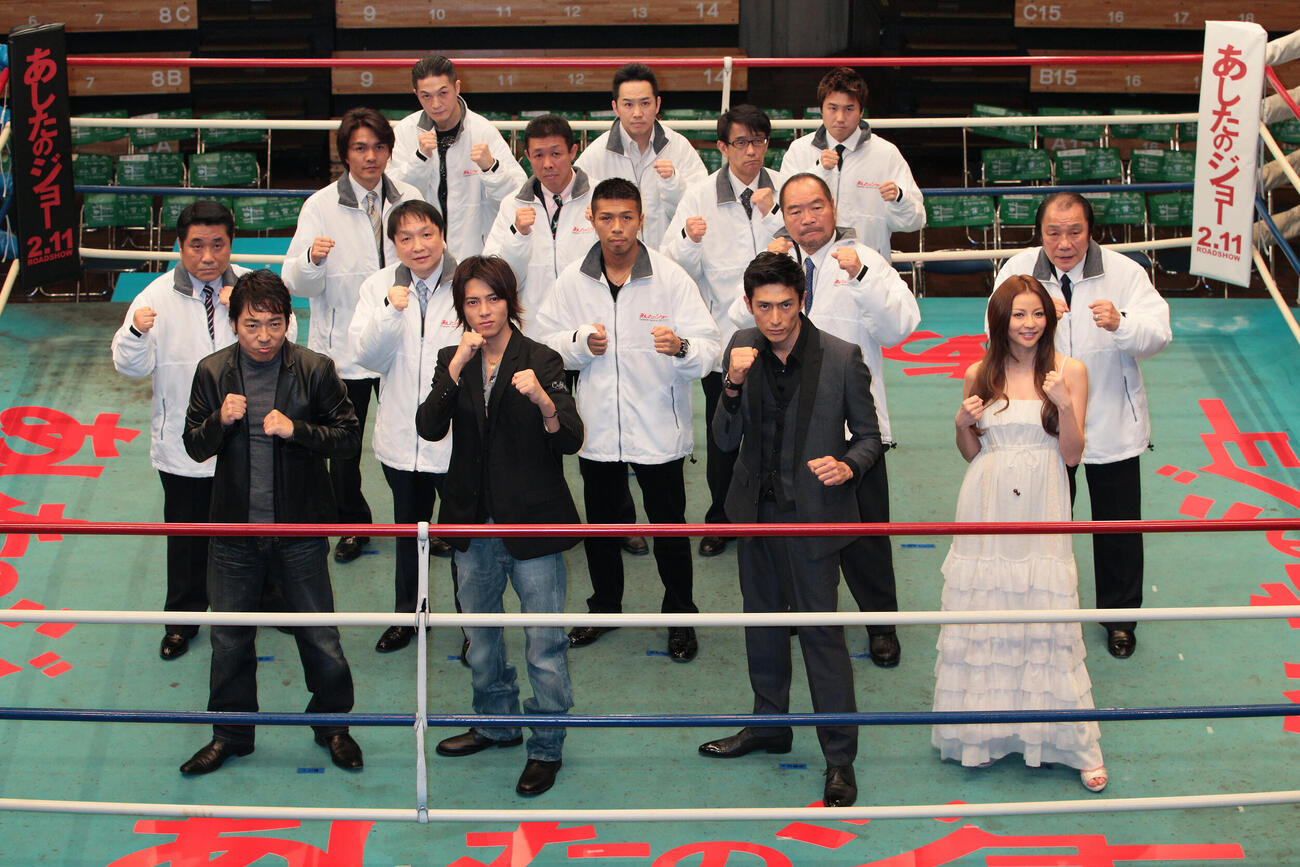 後楽園ホールでフォトセッションを行う、1列目左から香川照之、山下智久、伊勢谷友介、香里奈、2列目左から中島成雄、大橋秀行、内山高志、ガッツ石松、輪島功一、3列目左から飯田覚士、畑中清詞、レパード玉熊、4列目左から佐藤修、川島郭志、坂田健史（撮影・中島郁夫）