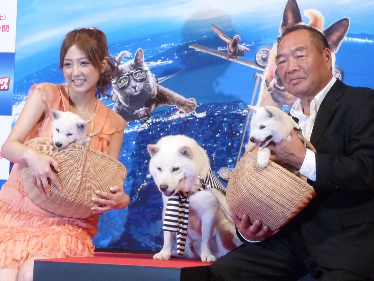 映画「キャッツ＆ドッグス」PRイベント　カイ君の子供、ソラ君を抱く小倉優子と、ユメちゃんを抱くガッツ石松＝2010年8月17日