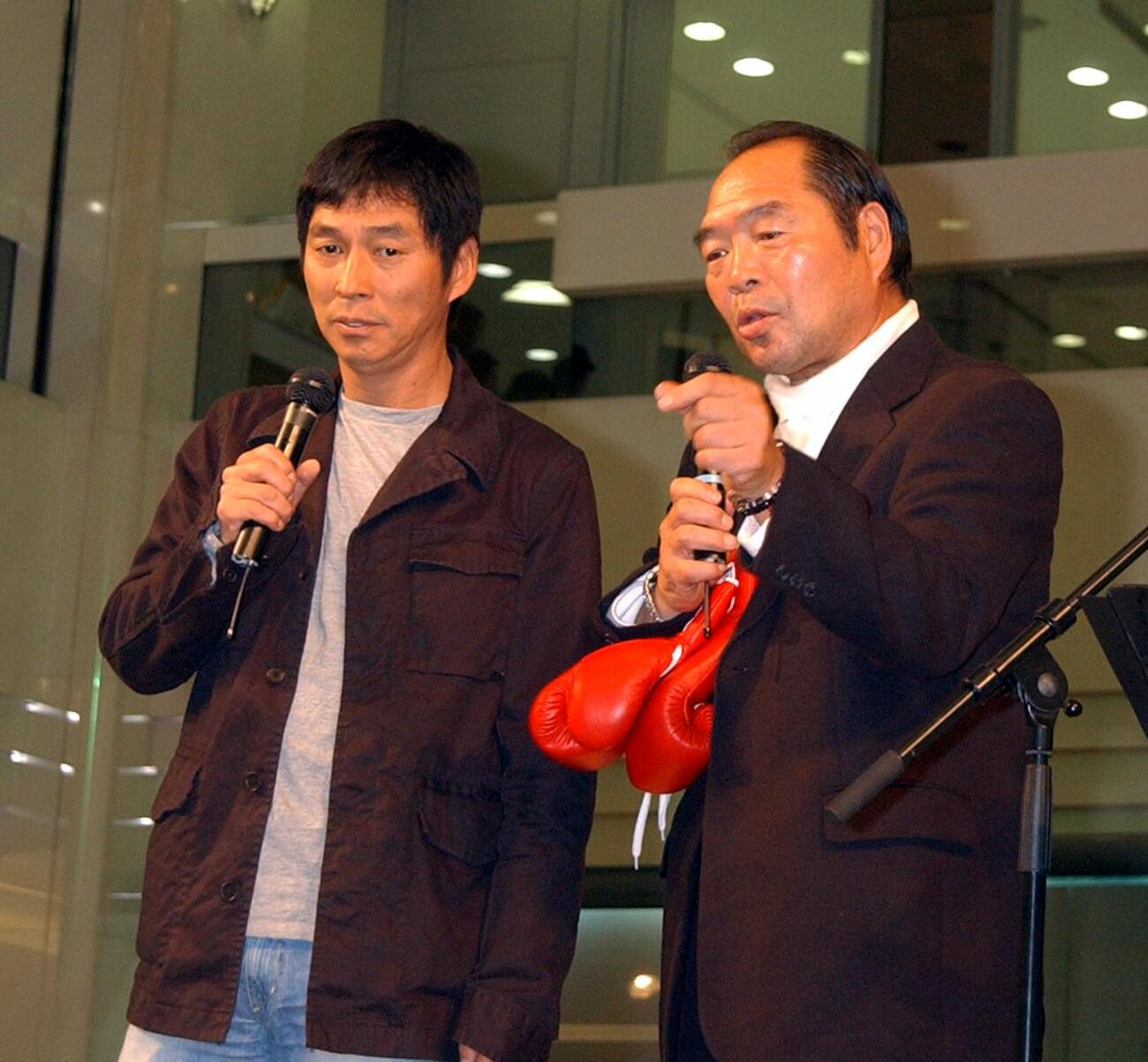明石家さんま（左）とガッツ石松＝2003年4月24日