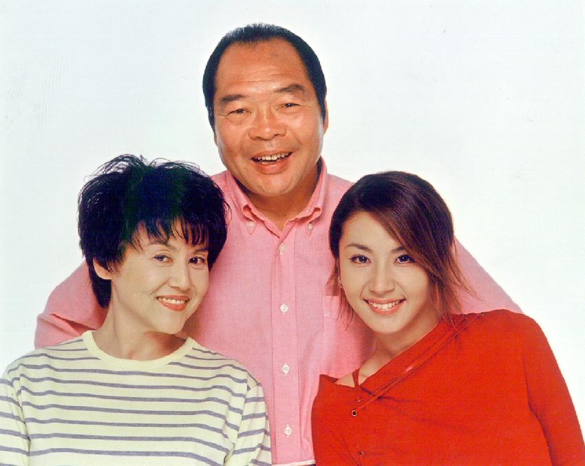 「アビバ」のCMで親子役を演じるガッツ石松（中央）岡本麗（左）鈴木紗理奈　　2001／12／27