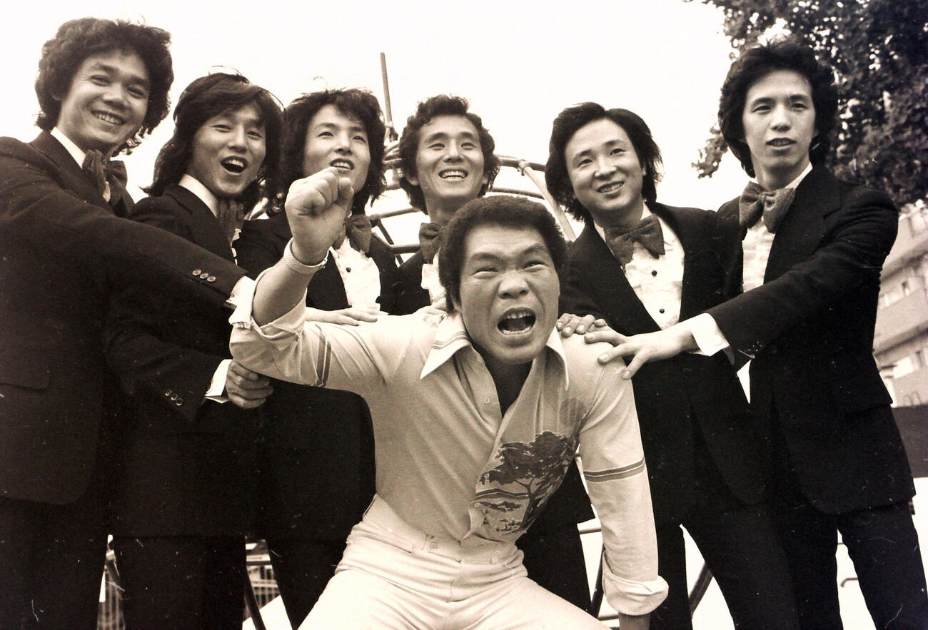芸能プロダクション設立でガッツポーズするガッツ石松（中央）＝1976年6月9日　ネガ番号＝文化6693－1－7
