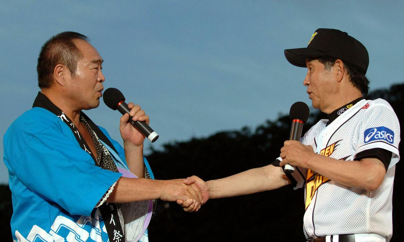 神宮外苑花火大会　野球での対決が決まりガッチリ握手するガッツ石松（左）と萩本欽一＝2005年8月1日