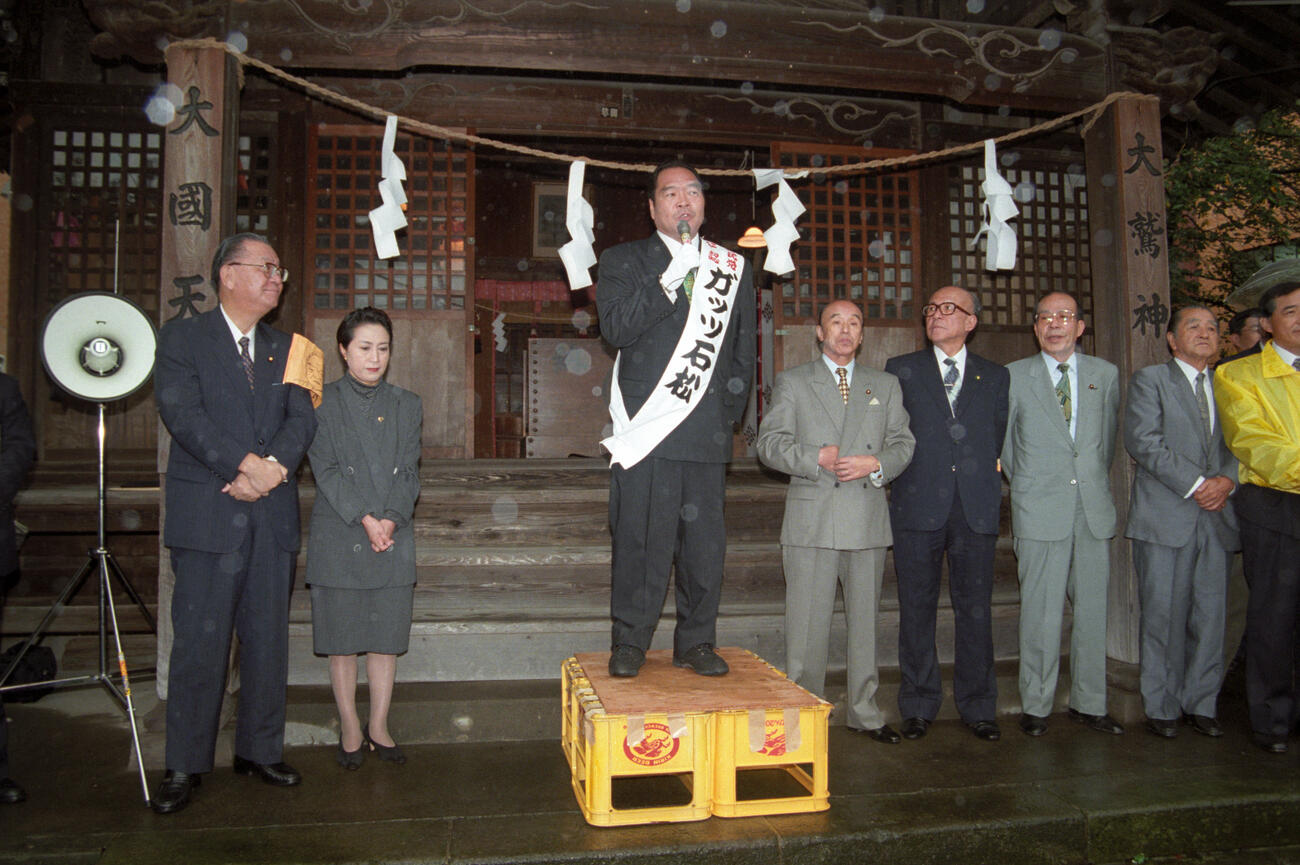 神社での出陣式にジョギングシューズで臨んだガッツ石松氏は「広い練馬区を隅から隅まで回りたい」と語った（1996年10月撮影）