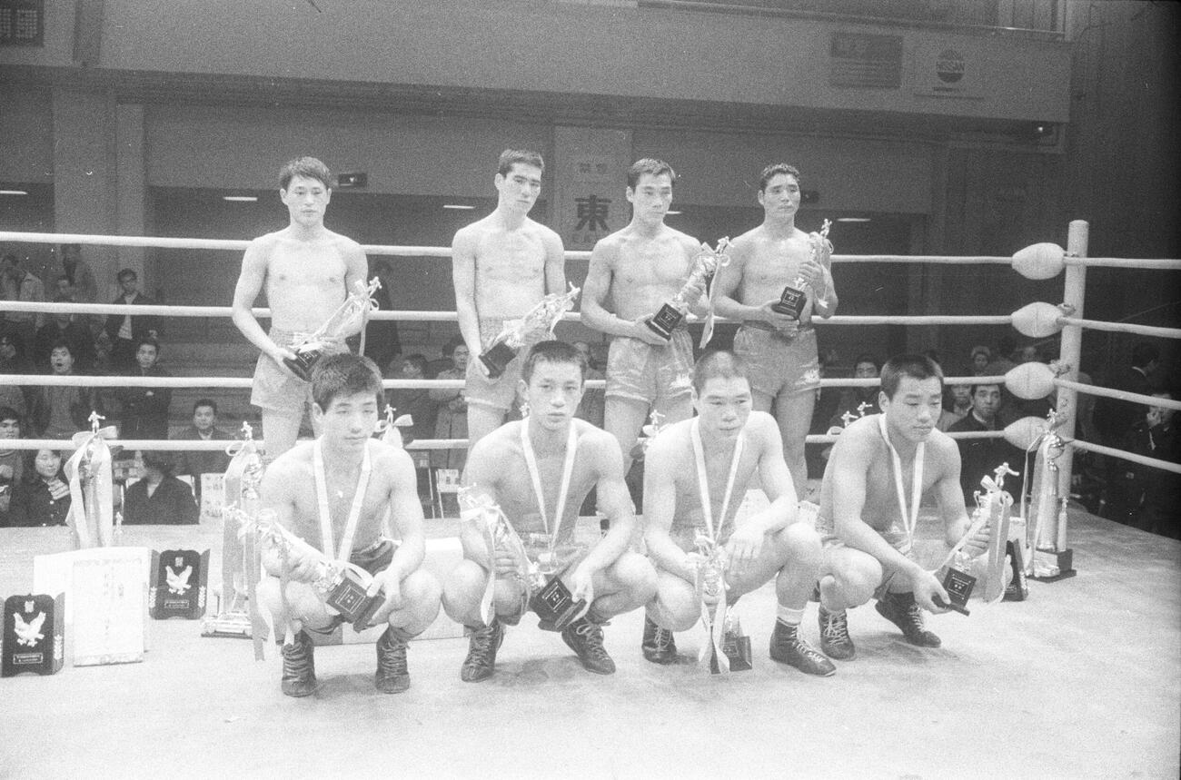 全日本新人王決定戦　前列右から2人目、ライト級鈴木石松（ヨネクラジム、のちのガッツ石松）、後列右から2人目、ウエルター級輪島公一（三迫ジム、のち功一）＝1969年2月3日