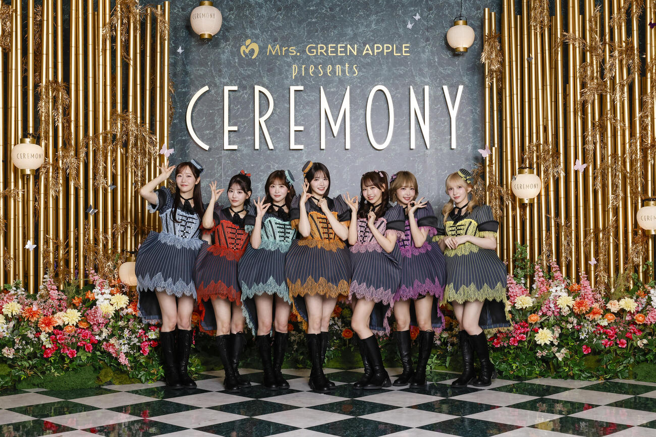 「Mrs．GREEN APPLE presents CEREMONY」2日目のグリーンカーペットに登場したFRUITS ZIPPER（Photo by @ogata_photo）