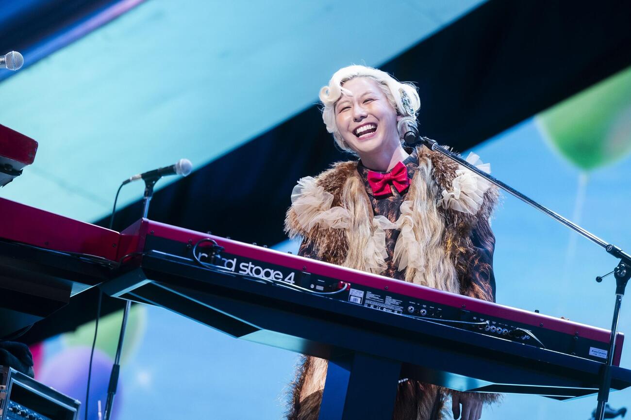 「Mrs．　GREEN APPLE presents CEREMONY」でパフォーマンスを披露するMrs．　GREEN APPLE藤澤涼架（撮影：田中聖太郎写真事務所）