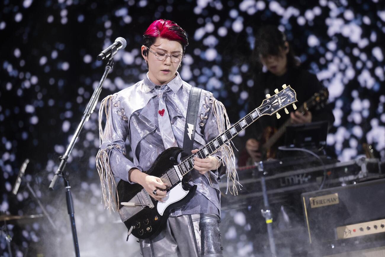 「Mrs．　GREEN APPLE presents CEREMONY」でパフォーマンスを披露するMrs．　GREEN APPLE若井滉斗（撮影：田中聖太郎写真事務所）