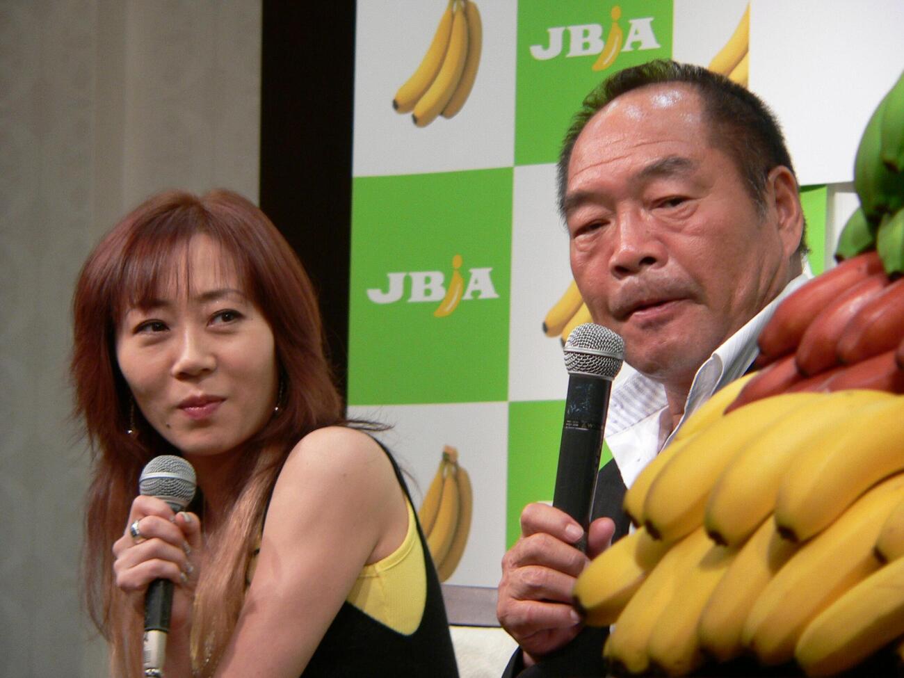 第1回勝手にバナナ大賞　「第1回勝手にバナナ大賞」に選ばれたガッツ石松さんと長女の鈴木佑季（2006年8月撮影）