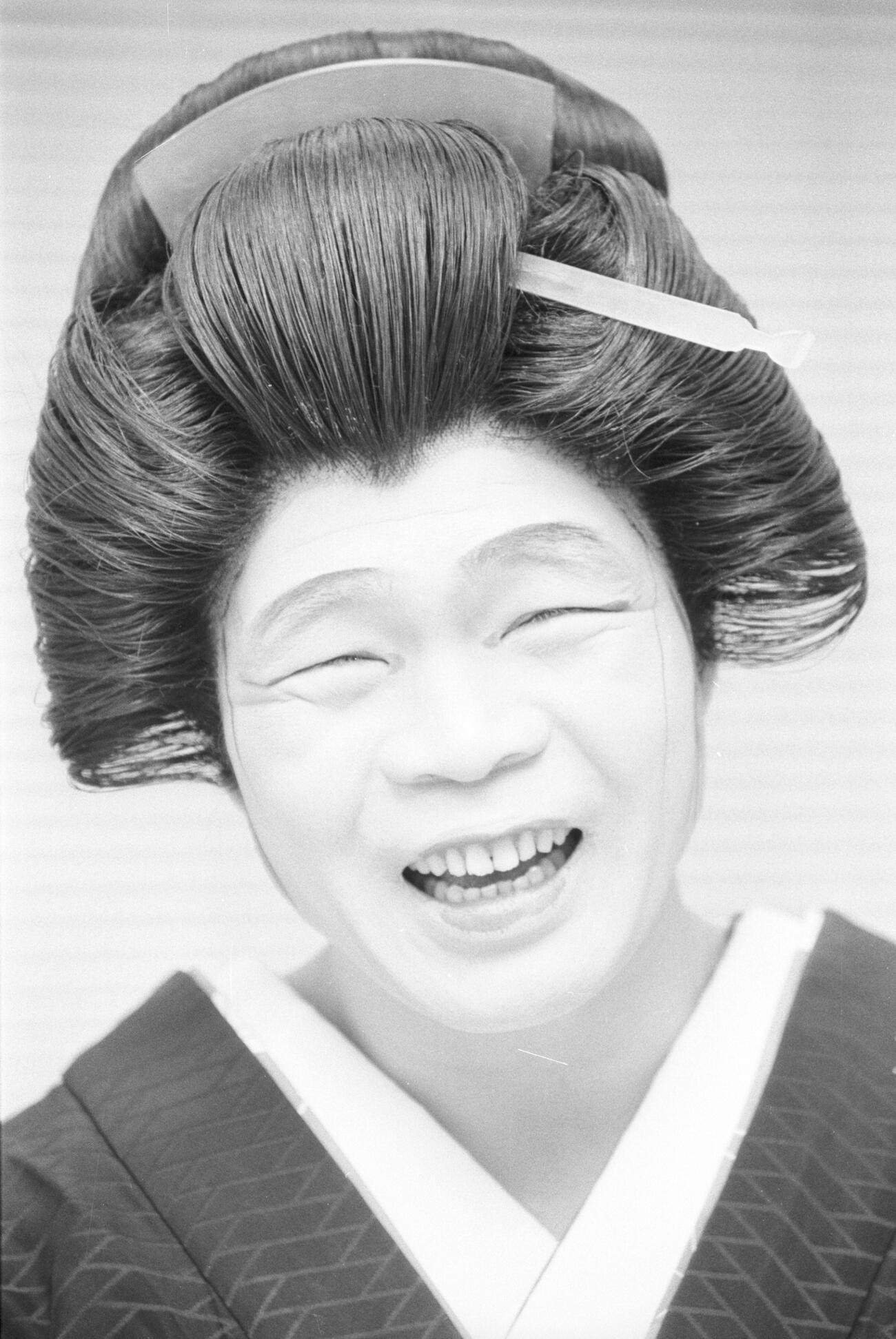 女装に挑戦するガッツ石松さん（1980年3月撮影）