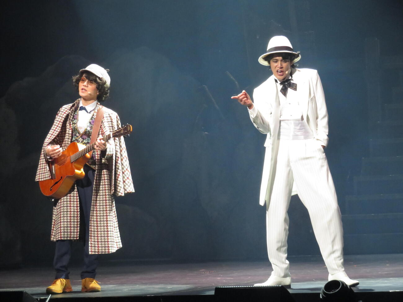 2026年劇団☆新感線46周年興行・夏公演　SHINKANSEN☆RSP　怪奇骨董音楽劇「アケチコ！～蒸気の黒ダイヤ、あるいは狂気の島～」フォトコールで演じる神山智洋（左）と宮野真守（撮影・村上幸将）