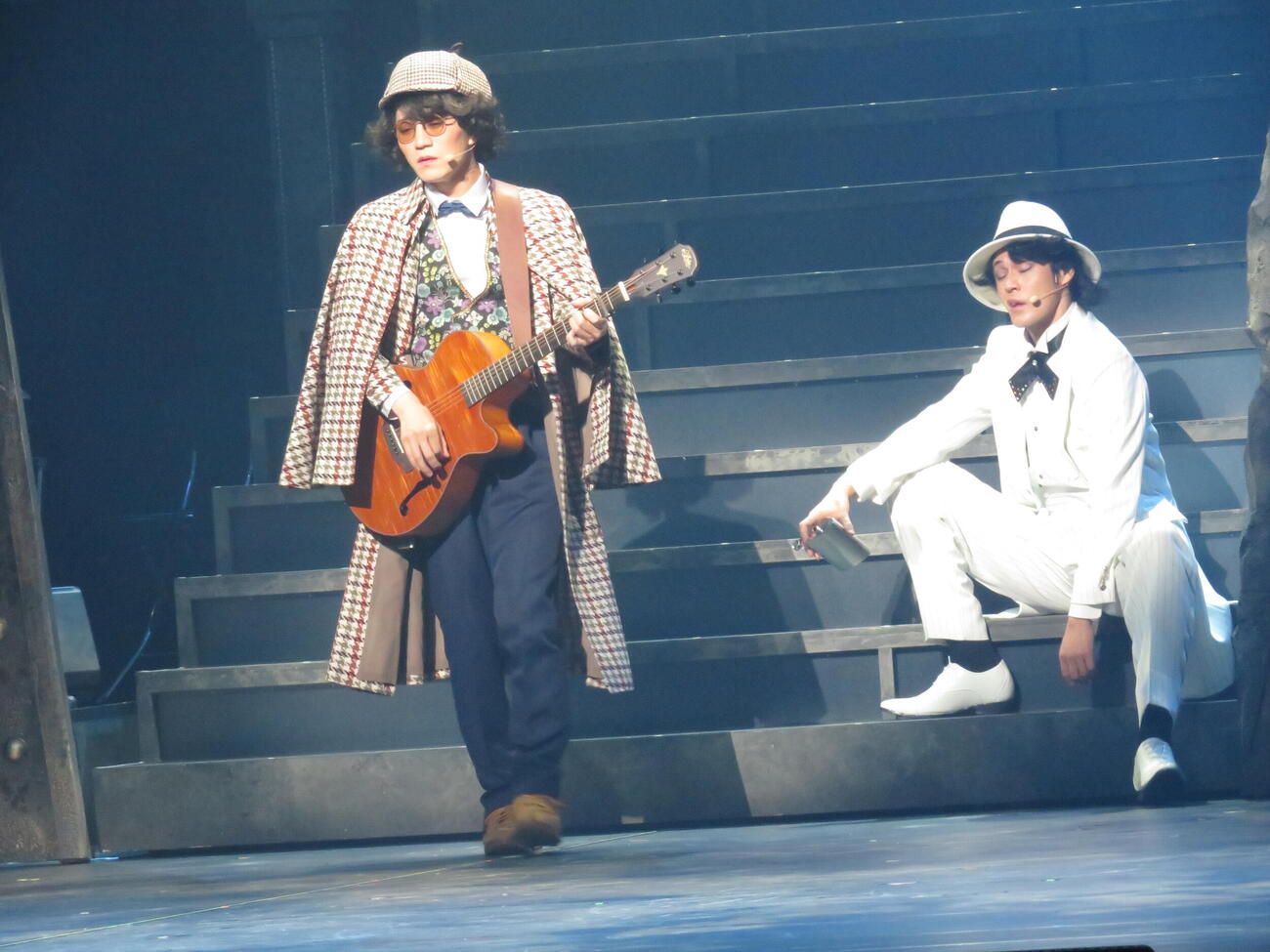 2026年劇団☆新感線46周年興行・夏公演　SHINKANSEN☆RSP　怪奇骨董音楽劇「アケチコ！～蒸気の黒ダイヤ、あるいは狂気の島～」フォトコールで演じる神山智洋（左）と宮野真守（撮影・村上幸将）