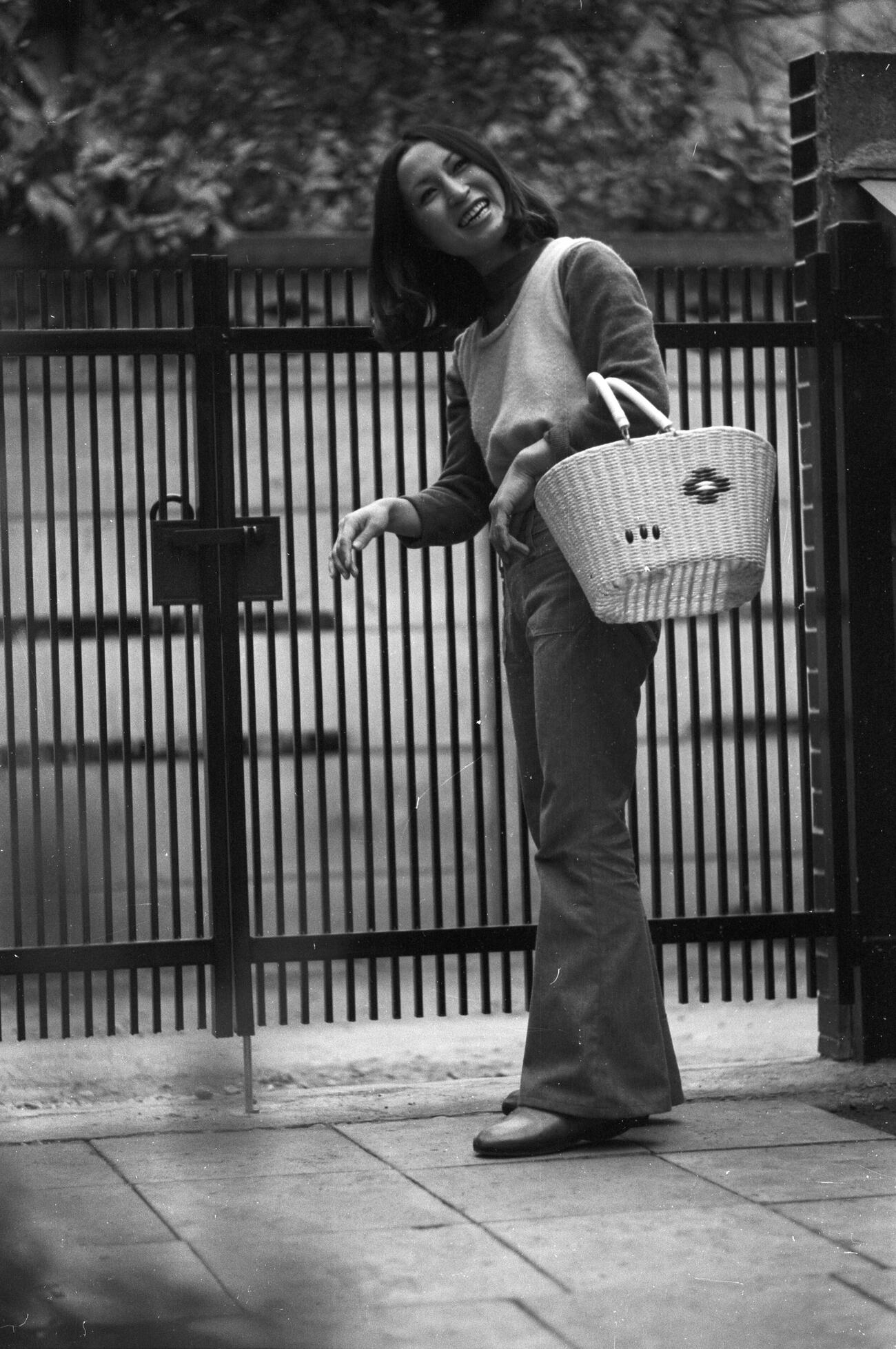 ガッツ石松写真館　鈴木正子さん（25歳、東洋ライト級王者鈴木石松＝ガッツ石松夫人、72年6月結婚、10月長女有紀ちゃん誕生＝のちタレント鈴木佑季）（1973年4月9日撮影）　