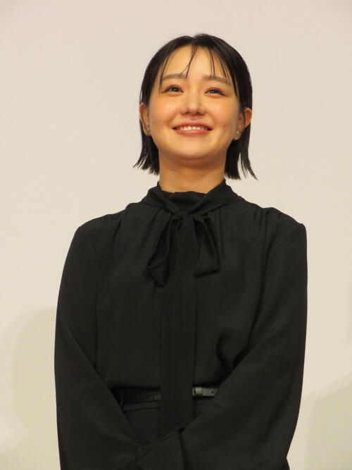 奈緒、主演映画「死ねばいいのに」原作の京極夏彦氏「変なタイトルで拡散難しい」公開謝罪に笑み