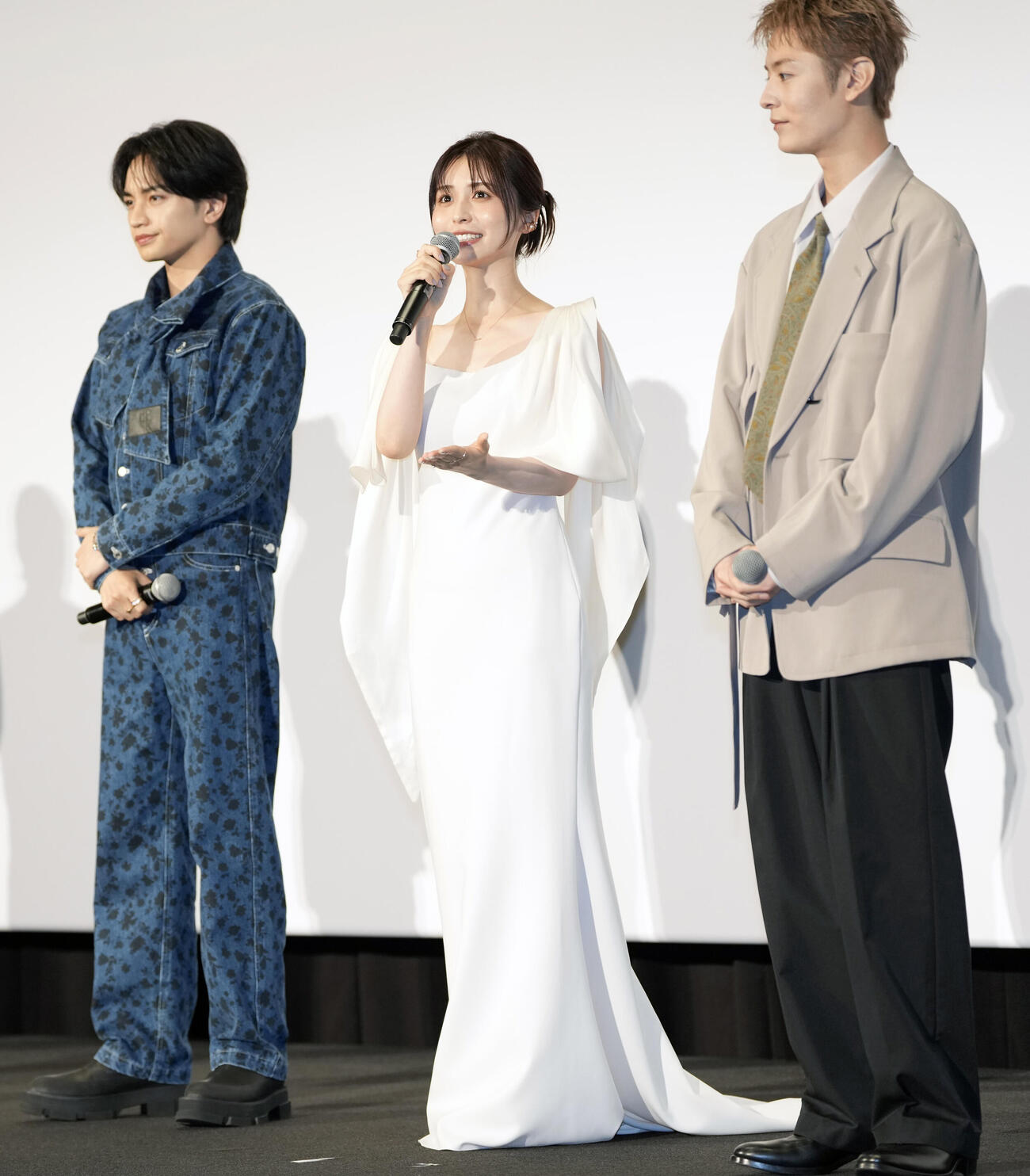 映画「ラブ≠コメディ」完成披露試写会に白いドレス姿で登場する長濱ねる（中央）（撮影・小島史椰）