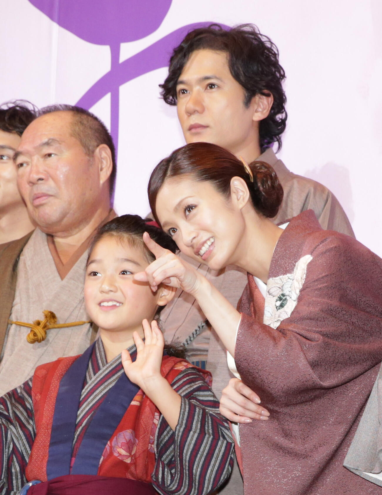 「おしん」舞台あいさつを行った、前列左から浜田ここね、上戸彩、後列左からガッツ石松さん、稲垣吾郎（2013年9月撮影）