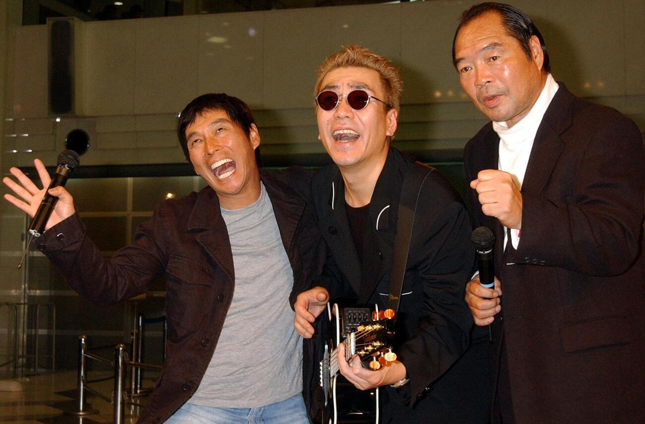 おどけたポーズの左から明石家さんま、嘉門達夫、ガッツ石松さん（2003年4月撮影）