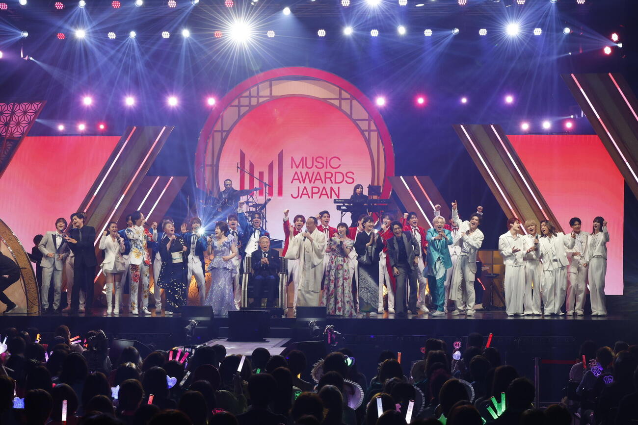 MUSIC AWARDS JAPAN 2026」で特別功労賞を贈られた北島三郎（中心）ら