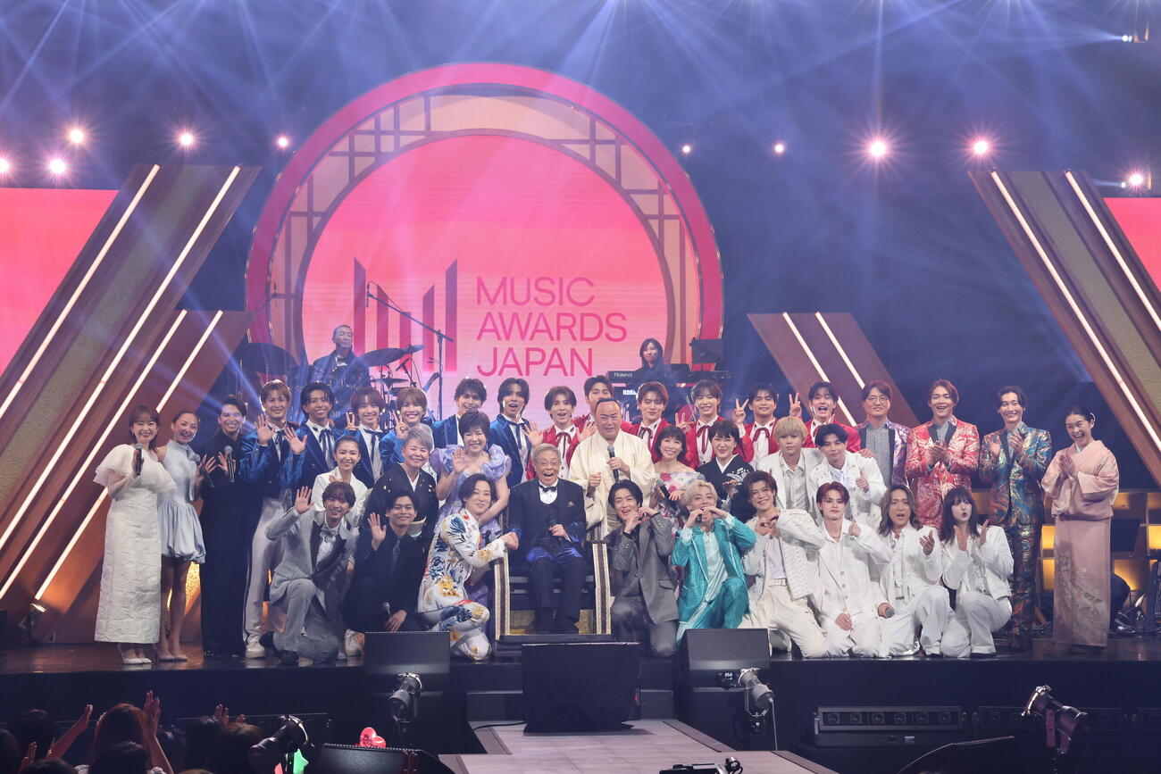 MUSIC AWARDS JAPAN 2026」で特別功労賞を贈られた北島三郎（中心）ら