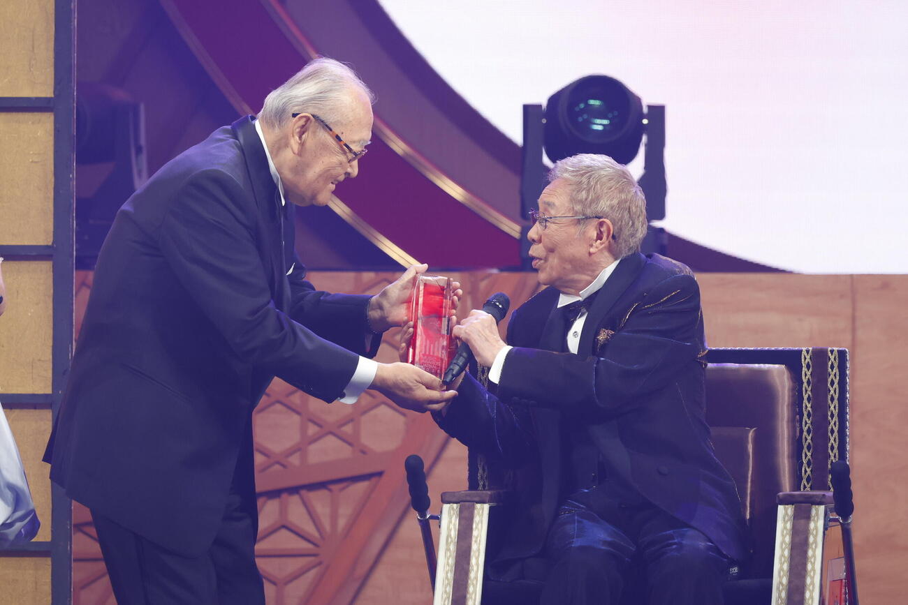 MUSIC AWARDS JAPAN 2026」で特別功労賞を贈られた北島三郎（右）