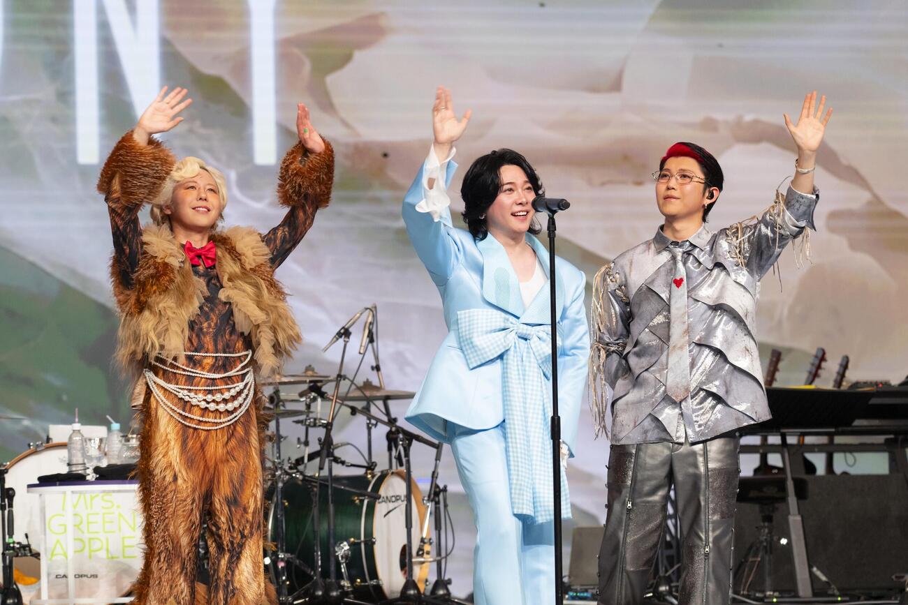 「Mrs．　GREEN APPLE presents CEREMONY」でパフォーマンスを披露するMrs．　GREEN APPLE。左から藤澤涼架、大森元貴、若井滉斗（撮影：田中聖太郎写真事務所）