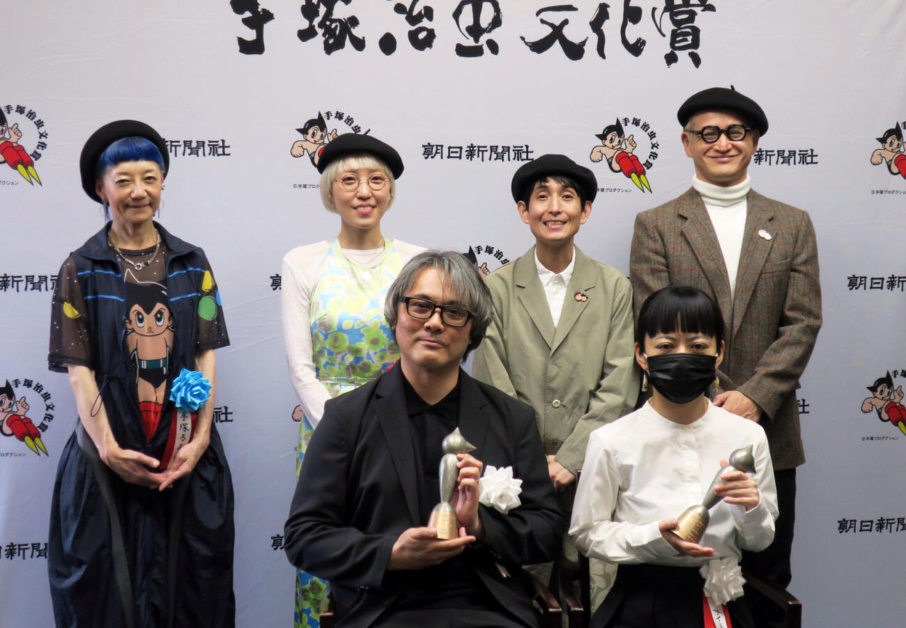 「第30回手塚治虫文化賞」贈呈式で。前列左から、特別賞の武田一義さん、新生賞のサイトウマドさん、後列左から、手塚るみ子さん、トミヤマユキコさん、矢部太郎、福島善成