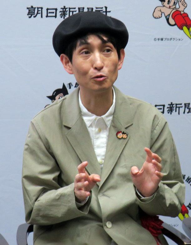 「第30回手塚治虫文化賞」贈呈式に登壇した選考委員の矢部太郎