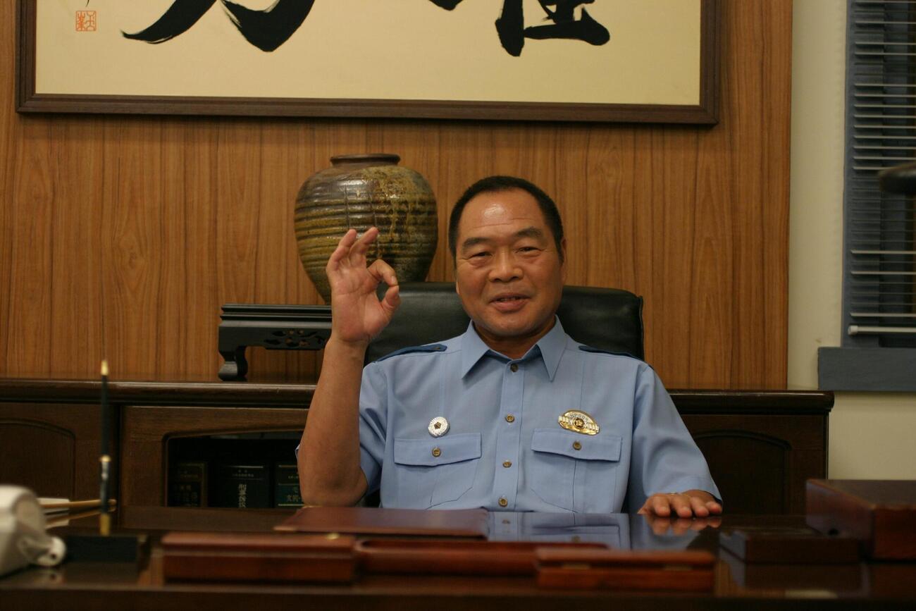 テレビ朝日「刑事部屋〜六本木おかしな捜査班」撮影　初の副署長役にご満悦のガッツ石松＝外部提供