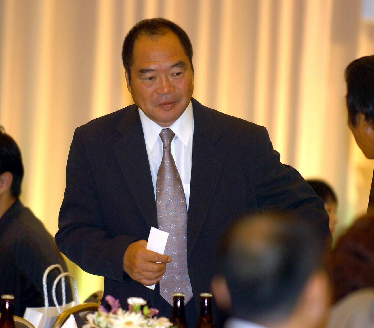 「ポール牧師匠を偲ぶ会」に出席したガッツ石松＝2005年6月19日