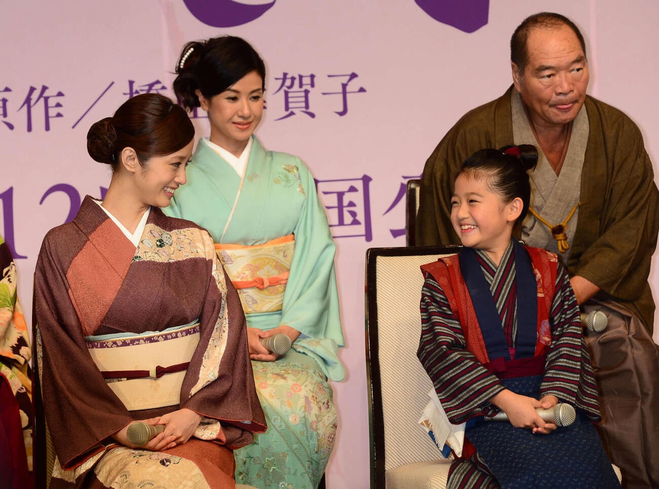 映画「おしん」完成披露会見で、笑顔で向き合う上戸彩（前列左）と浜田ここね。後列左から小林綾子、ガッツ石松さん（2013年9月撮影）