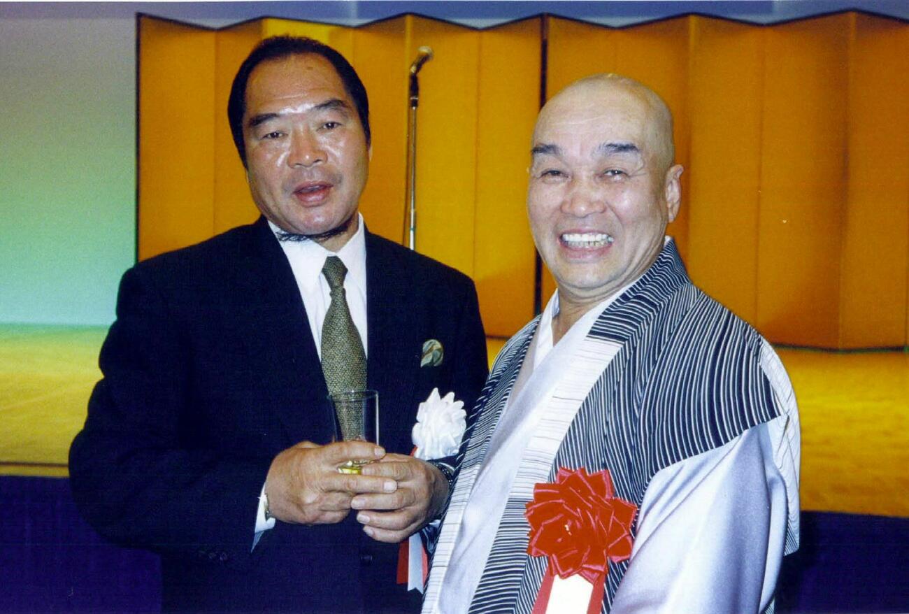 警備会社「日本ボディーガード協会」発足パーティー　最高顧問のガッツ石松さん（左）とパーティーに参加したタレントのポール牧（右）（2000年3月撮影）