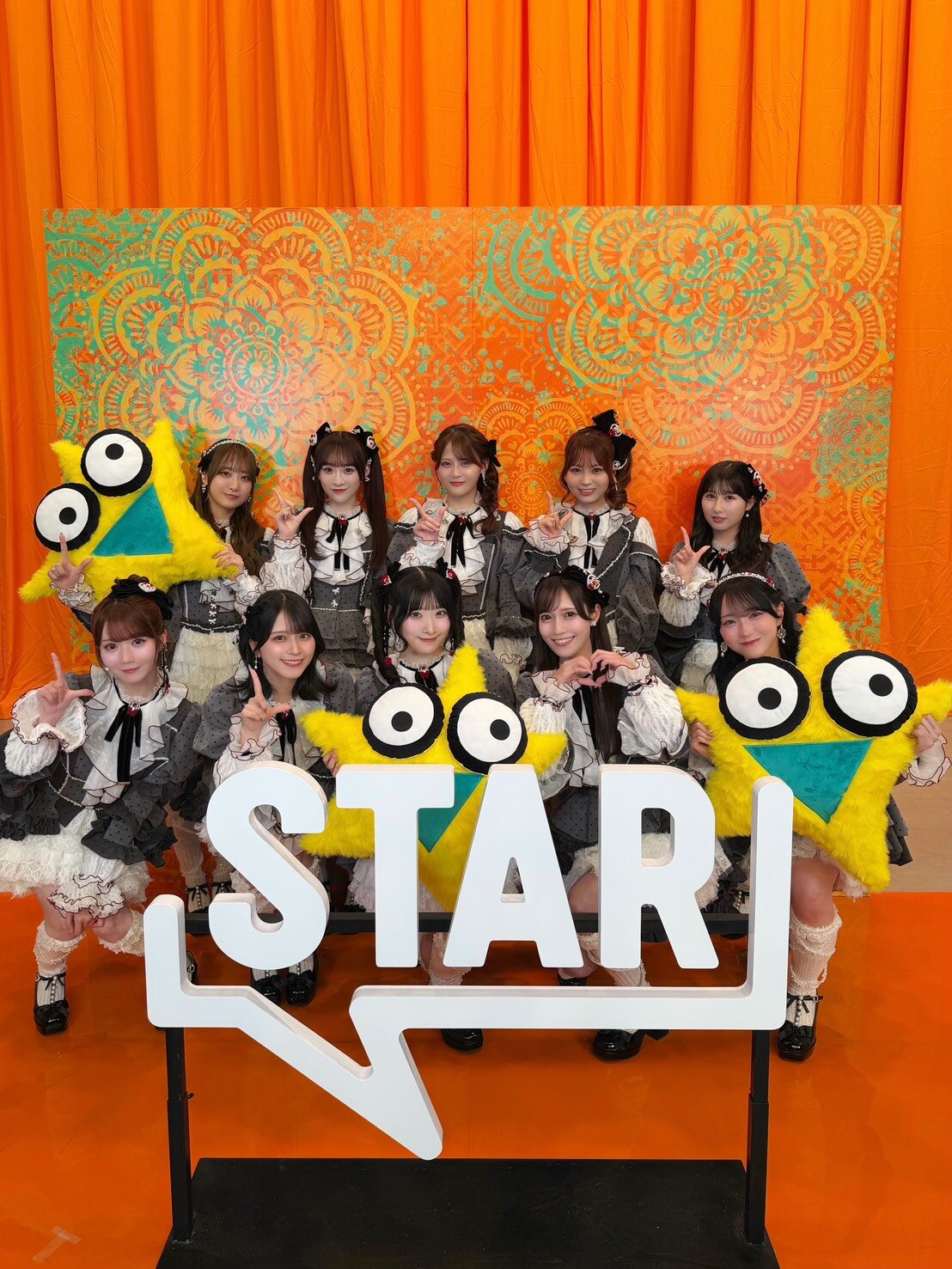 カップリング曲によるメドレーを披露した＝LOVE