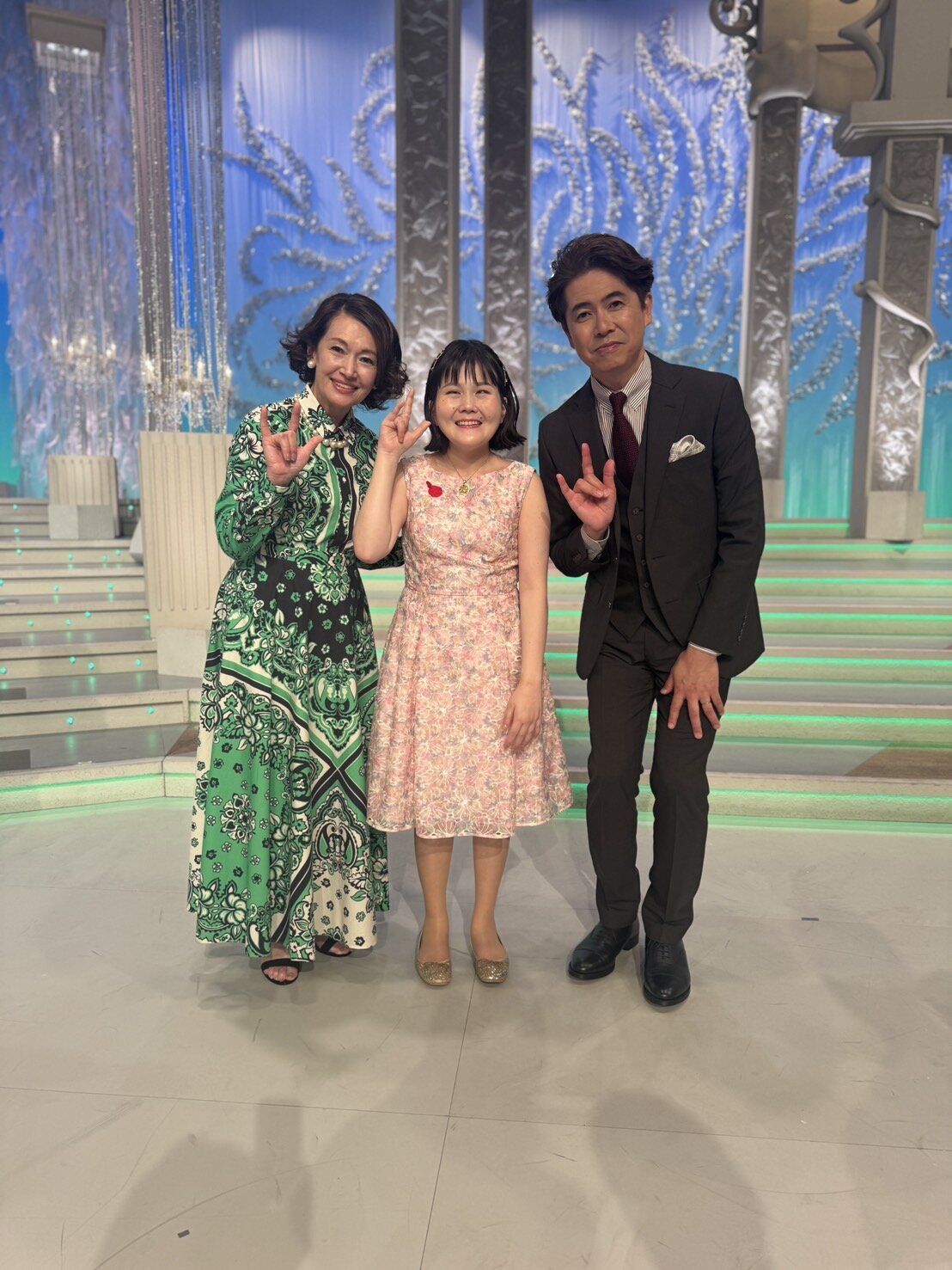 13日放送のBS朝日「人生、歌がある」で、テレビの音楽番組に初出演する佐藤ひらり（中央）

