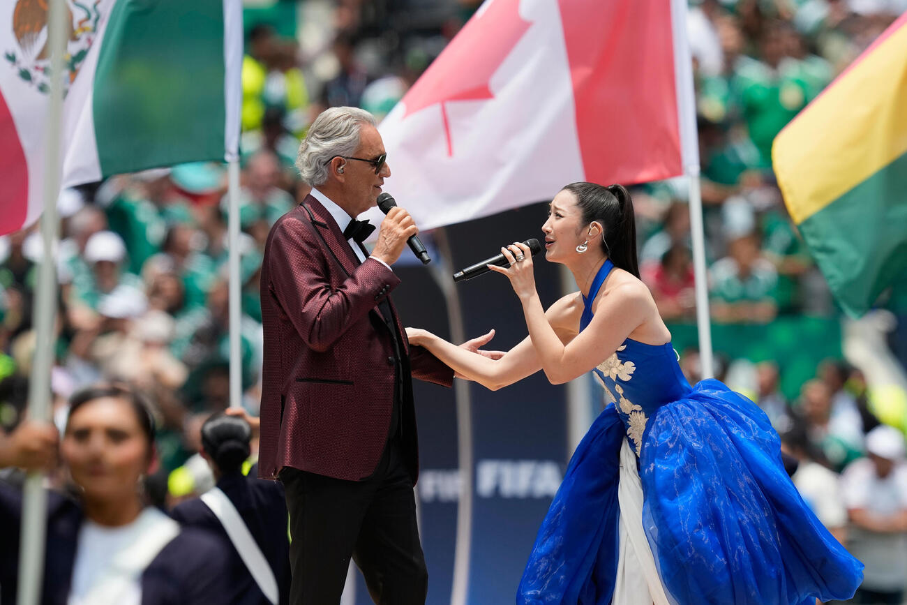 試合前、アンドレア・ボチェッリとEJAEが熱唱（AP）