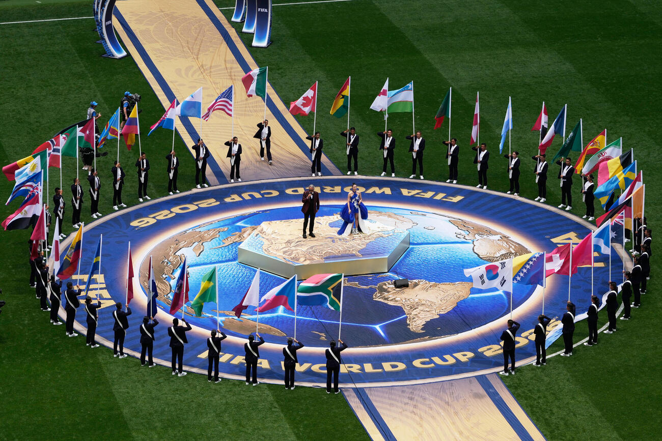 試合前、アンドレア・ボチェッリとEJAEが熱唱（AP）