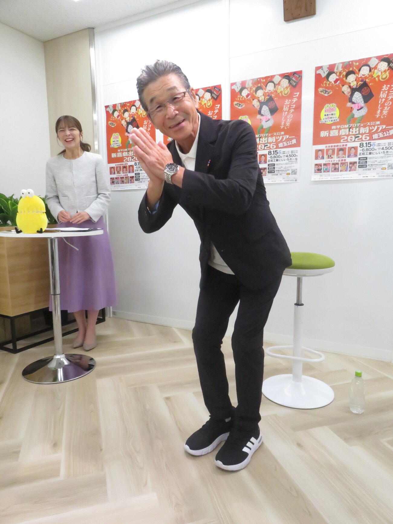 「吉本新喜劇出前ツアー」の埼玉公演に向けて、間寛平（手前）塁は両手を合わせて多くの来場を願った。後方はテレビ埼玉の塚田舞アナウンサー