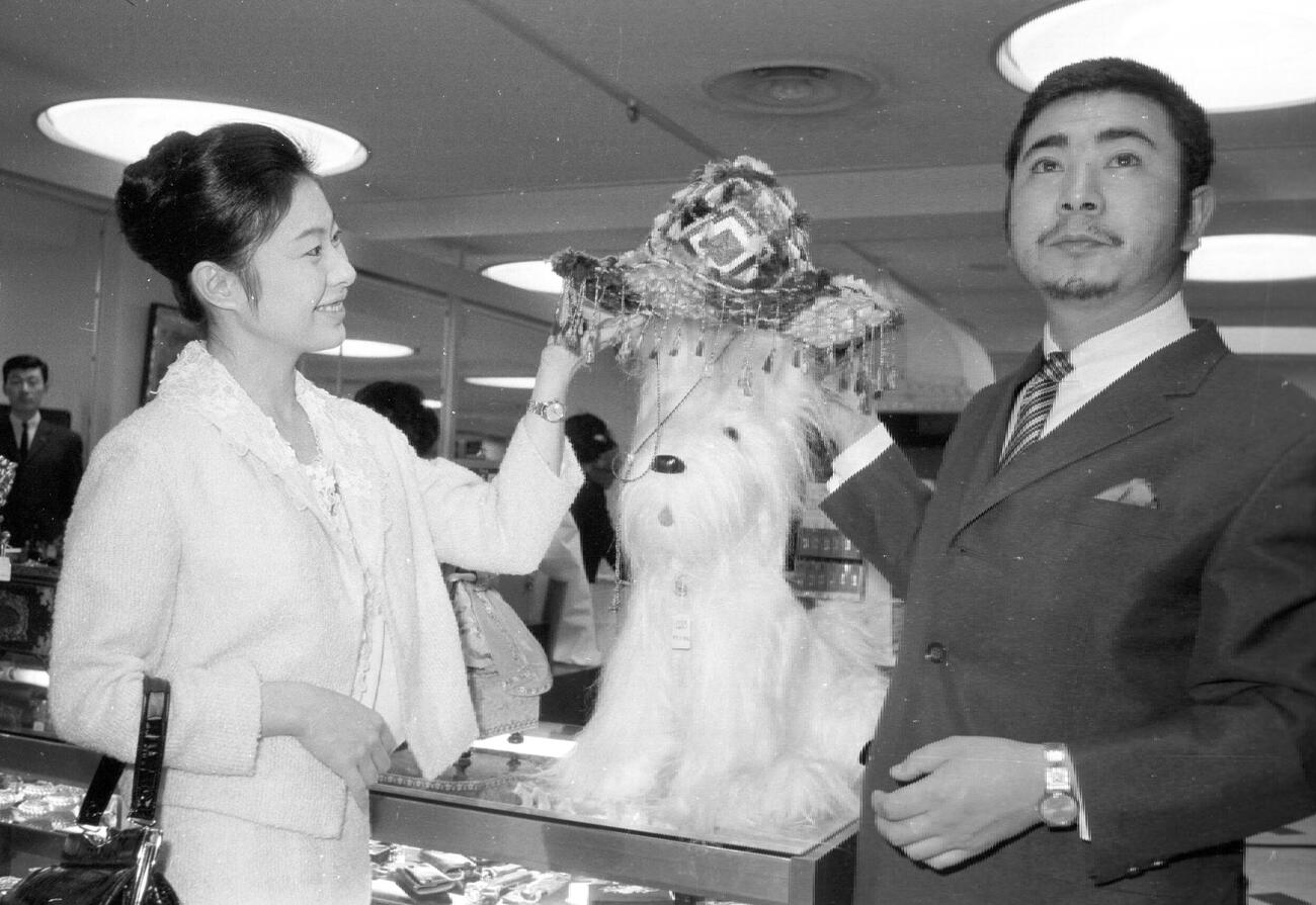 勝新太郎（右）と中村玉緒（1965年撮影）