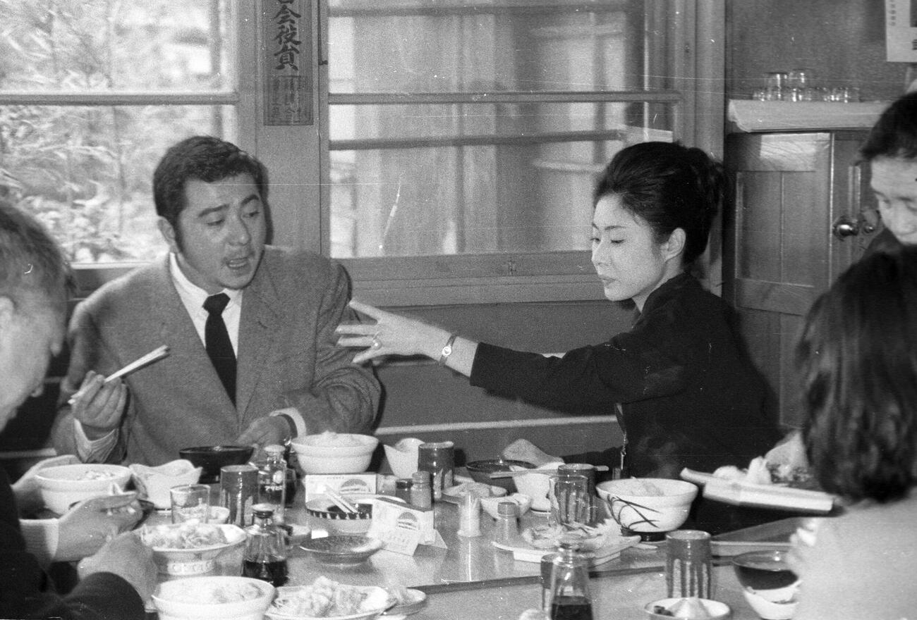 68年3月、大映「燃えつきた地図」で、結婚後初共演する勝新太郎、中村玉緒夫妻