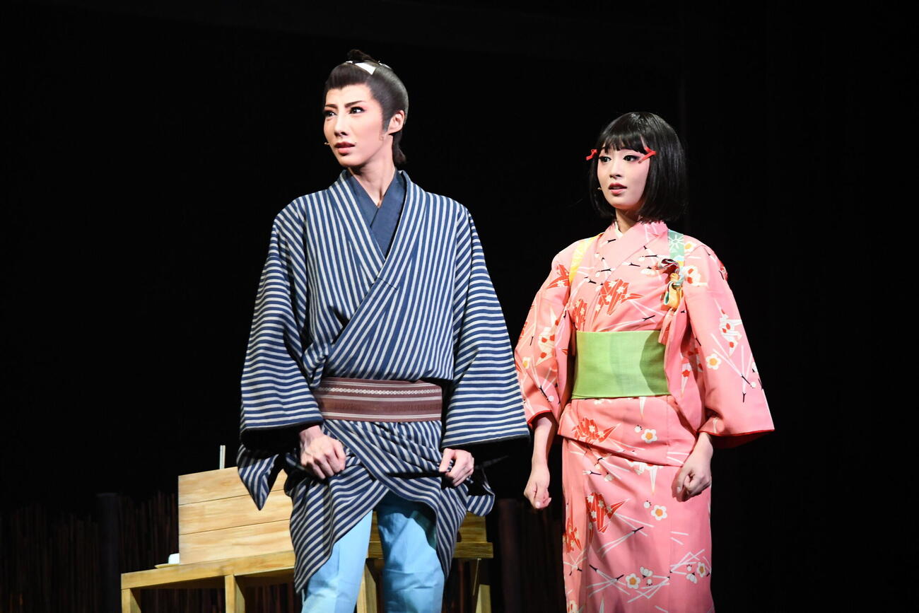 「銀二貫」に出演した稀惺かずと（左）と乙華菜乃（撮影・阪口孝志）