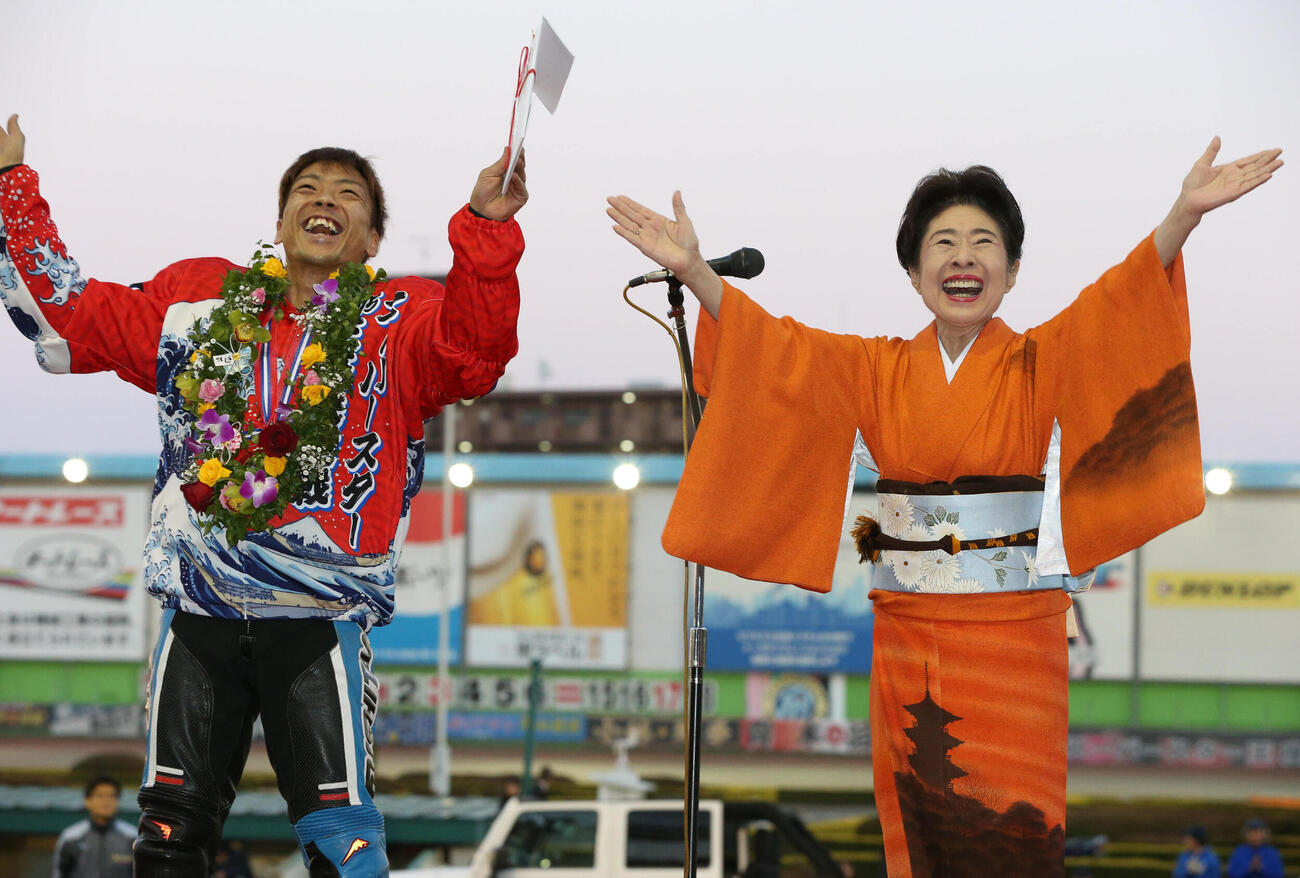 表彰式でプレゼンターの中村玉緒（右）とバンザイする青山周平（2015年12月撮影）