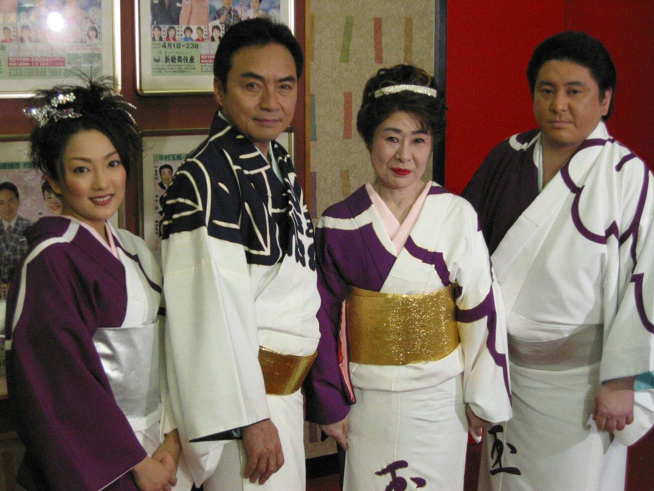 04年3月、「陽春特別公演　喜劇年上の女－夫婦漫才一代記－」公開舞台げいこで、左から山田まりや、西郷輝彦さん、中村玉緒、鴈龍太郎さん（2004年3月撮影）