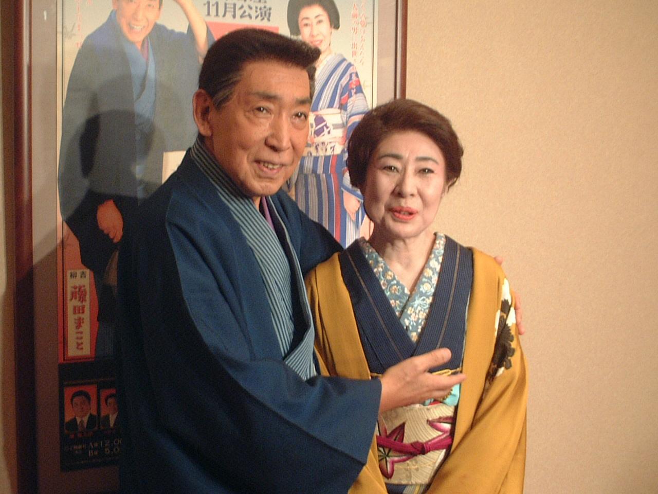 舞台「夫婦善哉」の初日を迎えた藤田まことと中村玉緒（2004年11月撮影）
